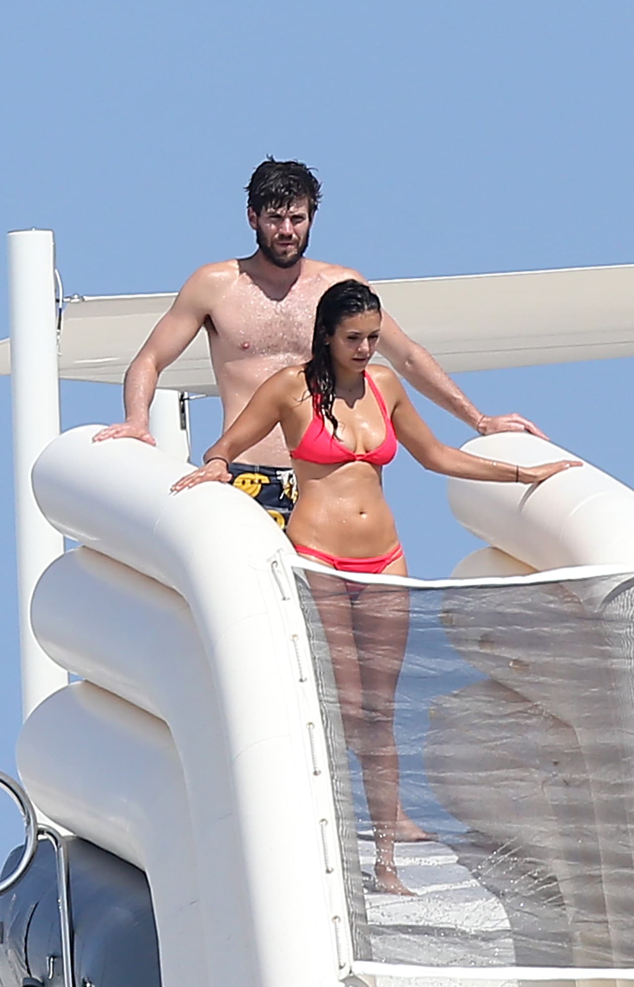 Más que vacaciones, parece la luna de miel de Nina Dobrev.