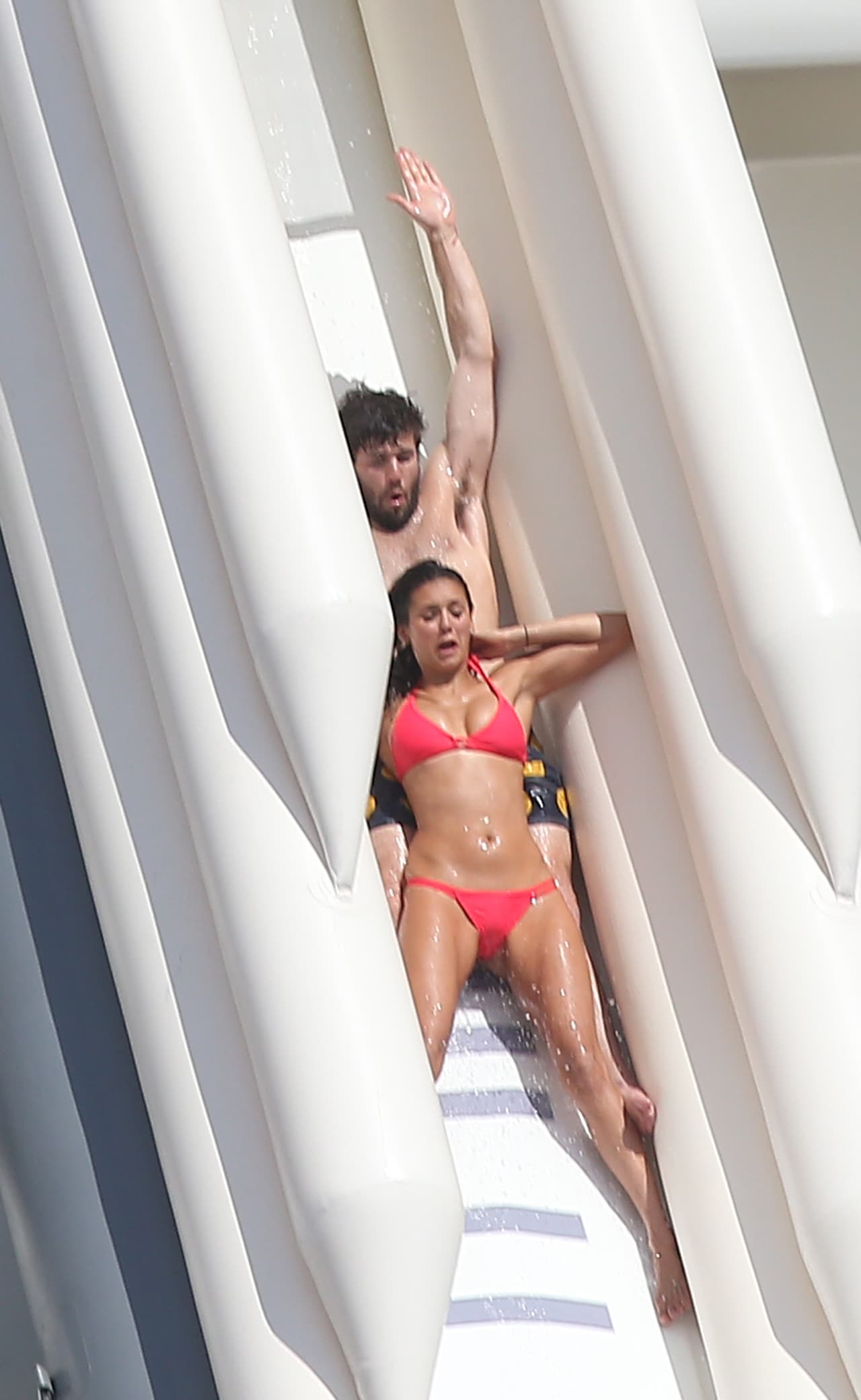 La pose no fue la mejor, pero este par se divirtió mucho lanzándose desde un tobogán.