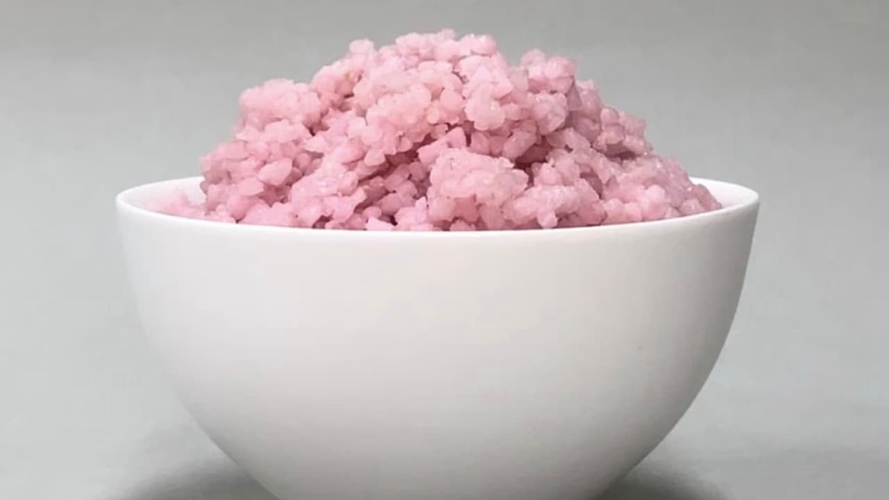 Este arroz rosa fue creado en laboratorio y tiene igual cantidad de proteínas que la carne de res: ¿te lo comerías?
