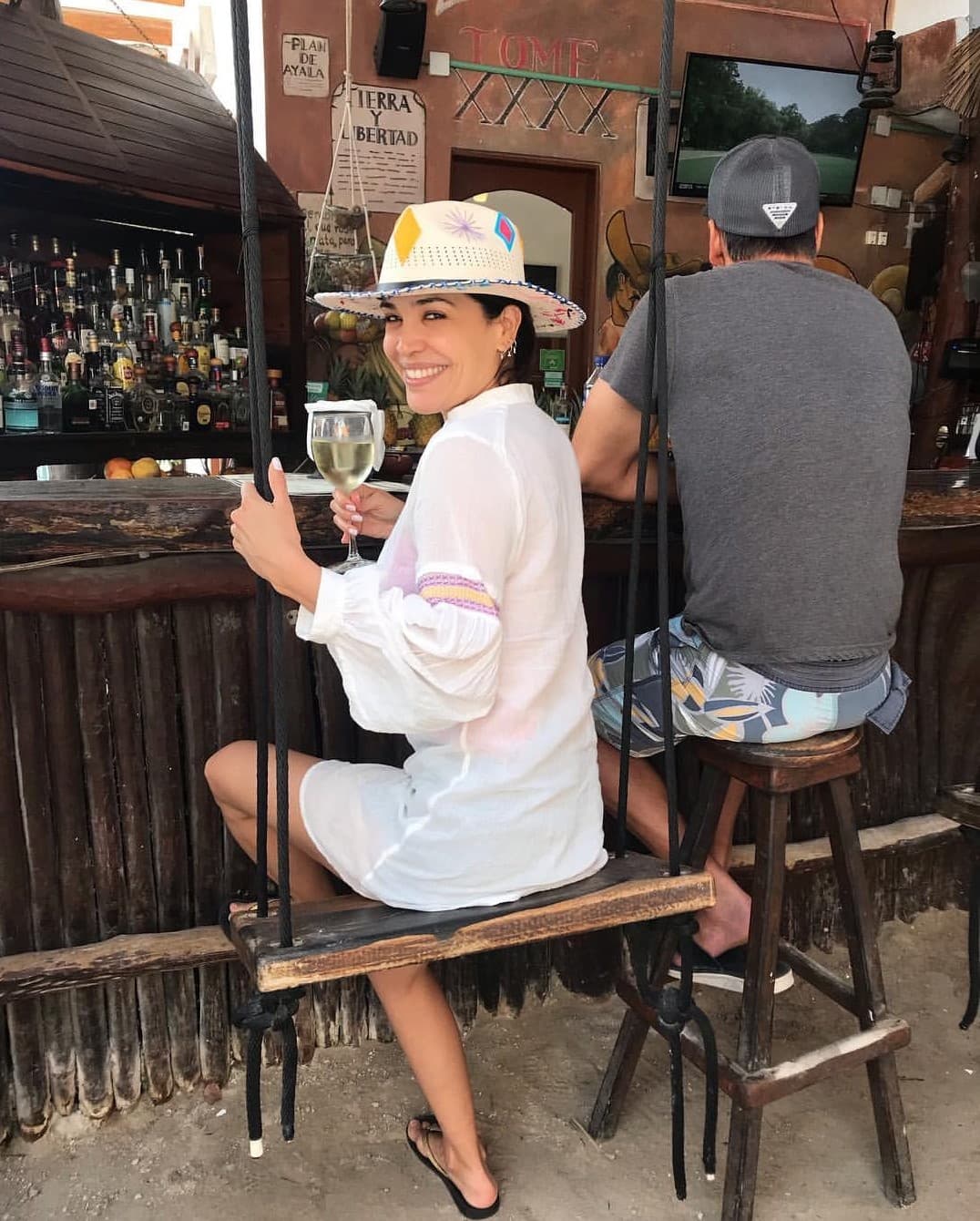 El fin de semana de Pascua estuvieron en una hermosa isla mexicana, donde disfrutaron del sol, el mar y la arena. “Acá queriendo conquistar al de al lado, me cae que con él me caso y hasta le doy dos hijas”, escribió Karla al pie de la foto donde aparece Emerson junto a ella.