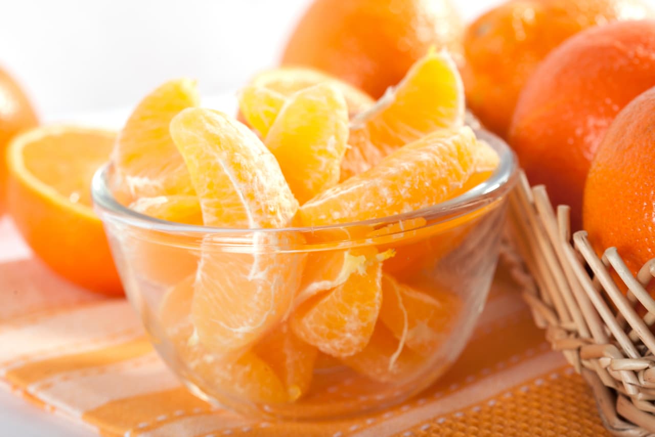 La mandarina es un snack muy refrescante para esos días en que hace mucho calor. Su alto contenido de vitamina C y otros minerales ayuda a fortalecer el sistema inmune.