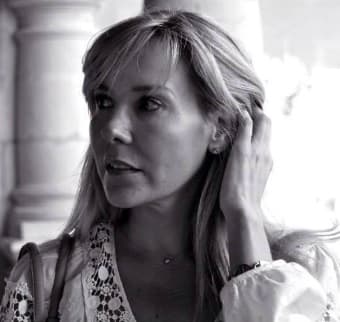 El economista concedió una entrevista a ese medio en la que se negó a desmentir los rumores que lo vinculan con 
<b><a href="https://www.facebook.com/cristina.espino.319?__tn__=%2Cd*F*F-R&eid=ARCjseiH5fDXE1-jxfTlOS0DV_PUsufQwvIXhpBUeiAH4iUXJES-_k9yH9ZeJ68jrH6ikCTKr8hli-FI&tn-str=*F" target="_blank">Rivera Torres </a></b>(foto), quien no pertenece al medio artístico.