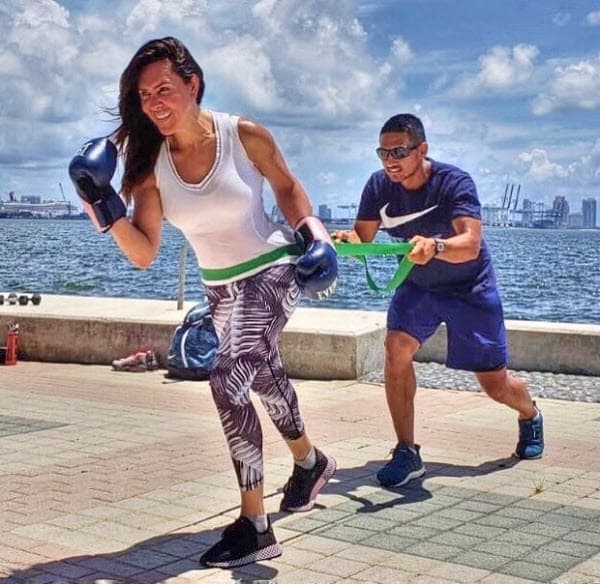 "Después de entrenar de esta manera con el sol y la humedad de Miami aguantamos todo. Boxing, fitness", escribió.