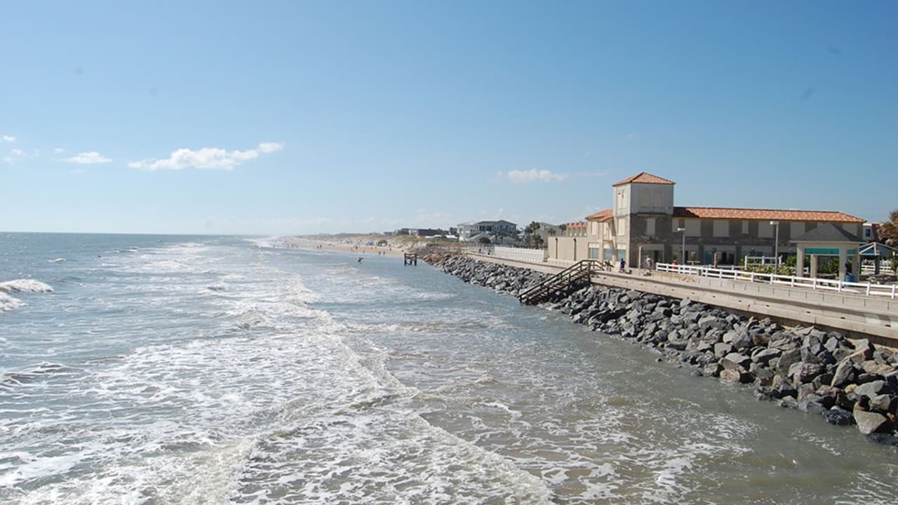 La erosión de playas causada por huracanes motivó el proyecto de restauración en St. Augustine Beach.