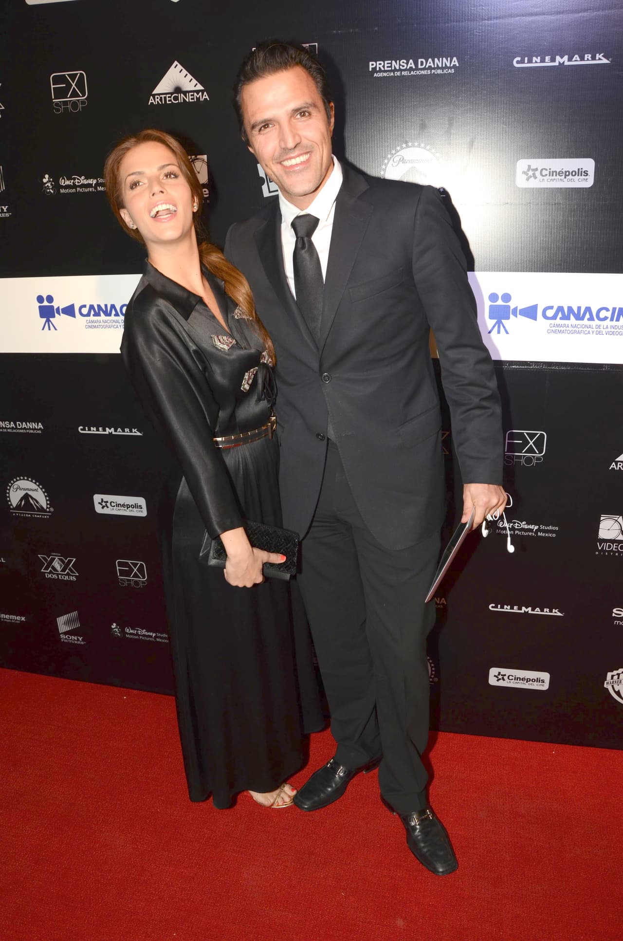 <b><a href="http://www.univision.com/temas/claudia-alvarez">Claudia Álvarez</a></b> y 
<b>Billy Rovzar</b> no han trabajado juntos, pero ella cayó rendida ante los encantos del productor de cine desde hace casi 6 años.