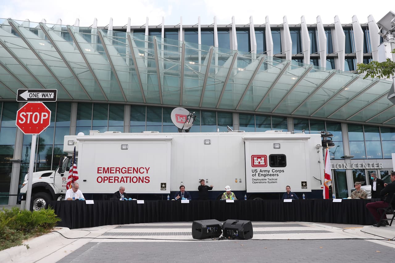 El Gobernador Ron DeSantis, el alcalde de Miami-Dade, Carlos Gimenez, el alcalde de Miami Beach, Dan Gelber, y otros funcionarios públicos, dieron una conferencia de prensa el miércoles, explicando los detalles de este hospital de campaña para enfrentar al covid-19.
<br>