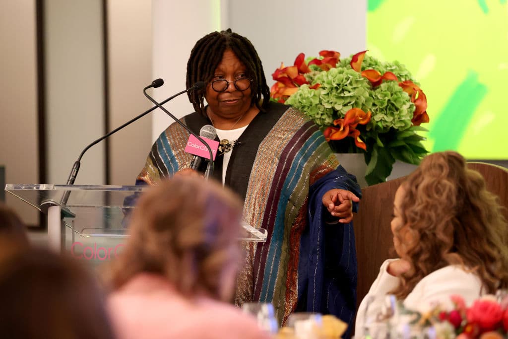 <b>Whoopi Goldberg</b>
<br>La presentadora y actriz se envolvió en la polémica el 31 de enero cuando en el programa ‘The View’ de ABC se hablaba sobre la prohibición en una escuela de Tennessee de la novela ‘Maus’, que trata sobre los campos de concentración, pero Goldberg aseguró que el holocausto no fue por un tema de raza.