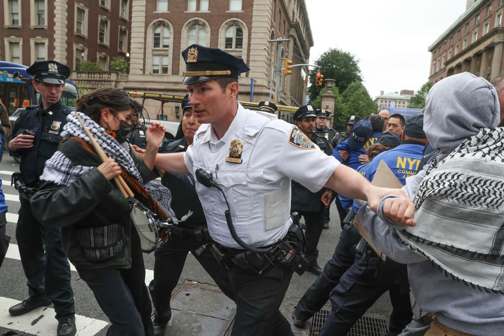 Oficiales del Departamento de la Policía de Nueva York (NYPD) impedían a los manifestantes atravesar el perímetro de seguridad que se estableció para que la graduación en la Universidad de Columbia pudiera llevarse a cabo sin mayores inconvenientes.