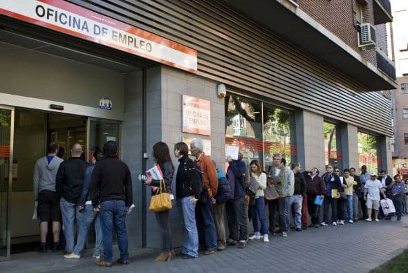 España se coloca en el tercer puesto, con 93% de la población considerando que es un mal momento para conseguir empleo. España sigue siendo el segundo país europeo con mayor tasa de paro juvenil, solo por detrás de Grecia.