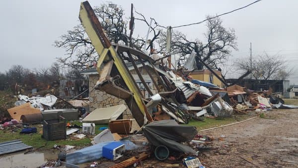 Dejaron además granizo, inundaciones repentinas, destrozos y caos vial