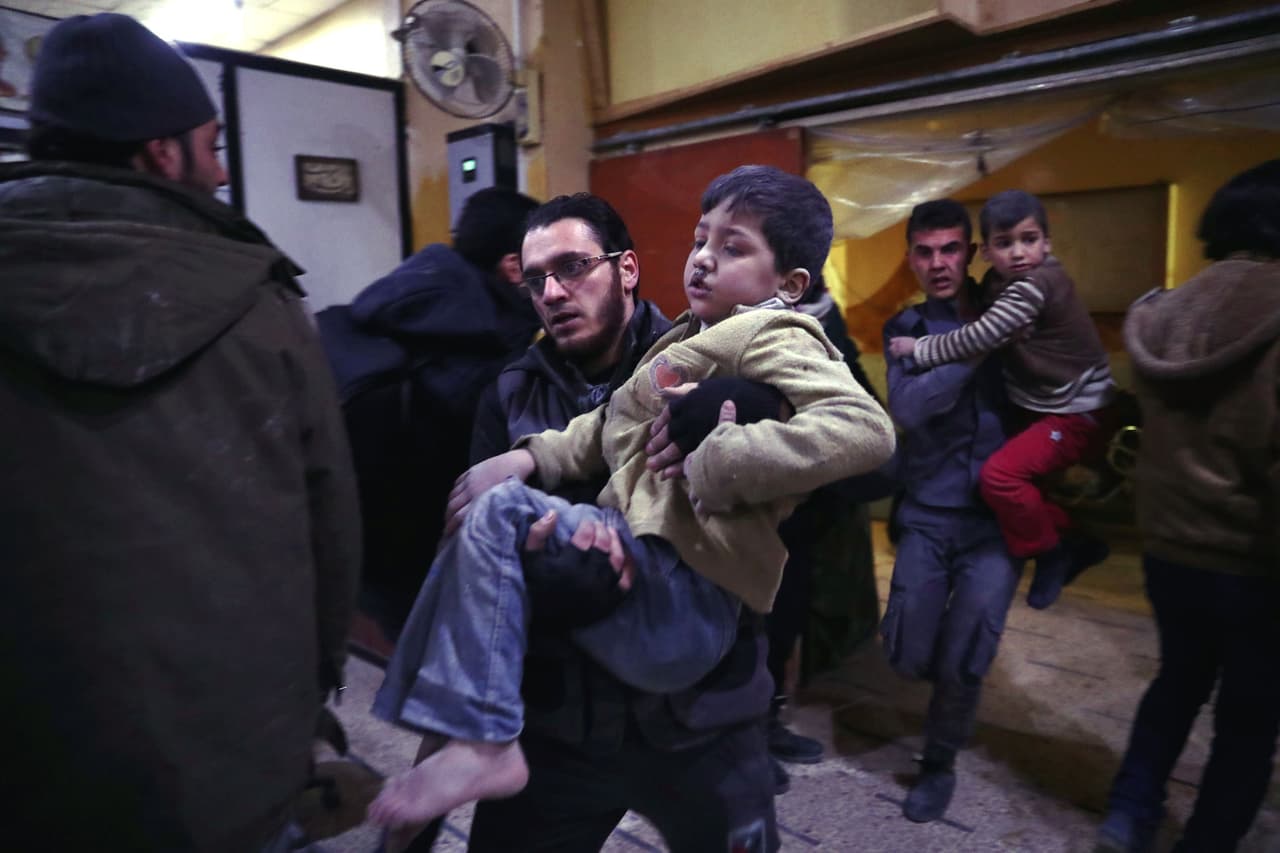 Un jovencito herido es llevado a un hospital luego de un ataque aéreo en Douma, cerca de Damasco, la capital de Siria. 19 de febrero de 2017.