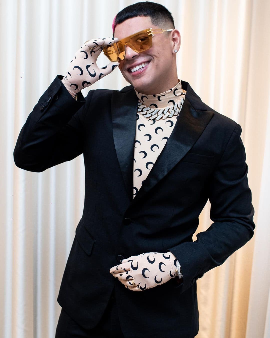 La camiseta confeccionada con materiales reciclables cuesta 409 dólares (8,370 pesos), misma que hace juego con unos guantes de 385 dólares (7,863 pesos), según reportó el diario mexicano.