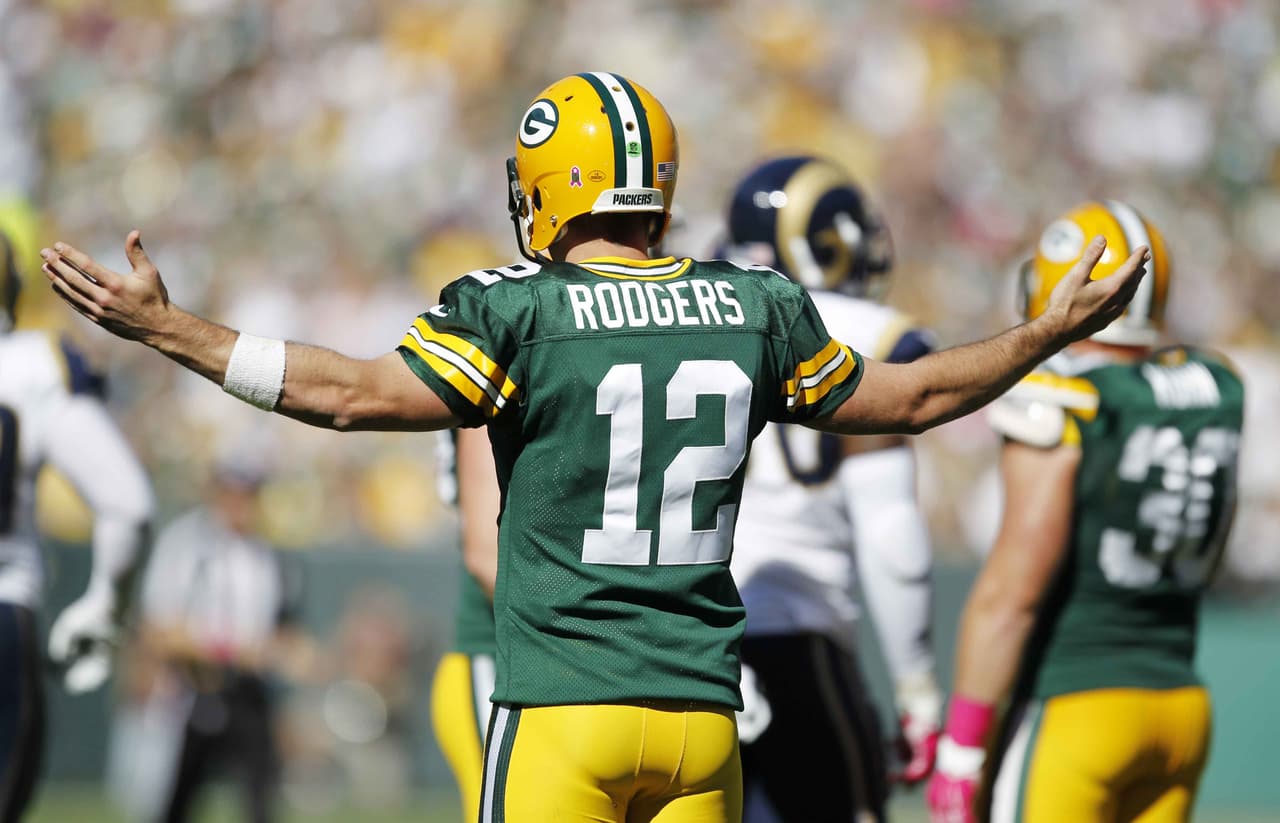 Tras 587 intentos de pases, Aaron Rodgers por fin fue interceptado en el Lambeau Field
