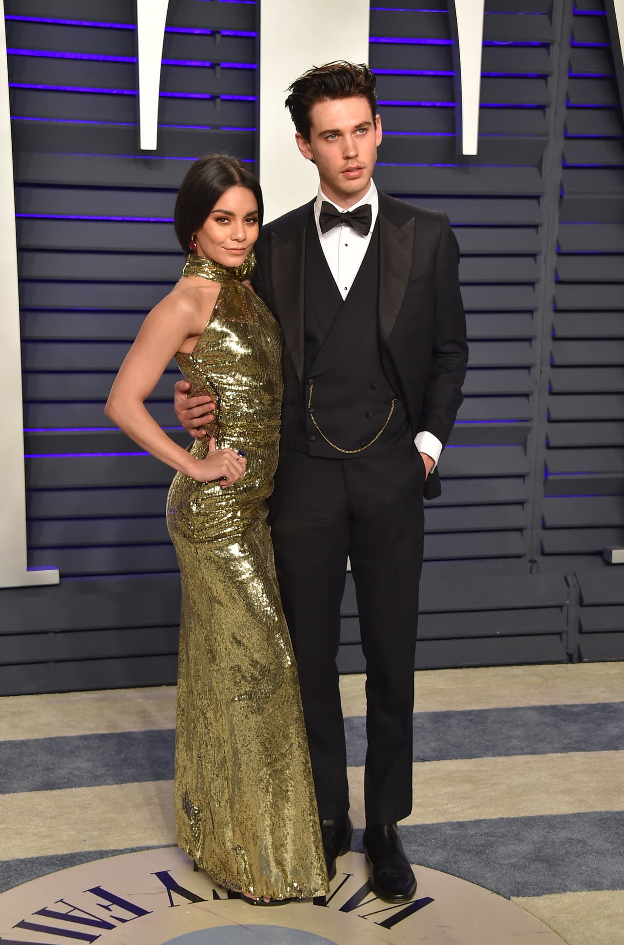 "FaceTime, buena comunicación, respeto y confianza (es lo que nos mantiene funcionando). Lo máximo que hemos estado separados fueron cuatro meses. ¡Es una mierda! Empiezas a odiarte a ti mismo a decir 'Te extraño'. Pero si es tu persona, lo haces funcionar".