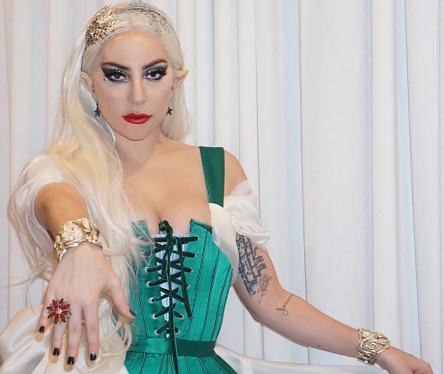 Aunque Lady Gaga se ha dejado ver en sesiones fotográficas con motivos navideños, la cantante es una detractora de las celebraciones de esta época.