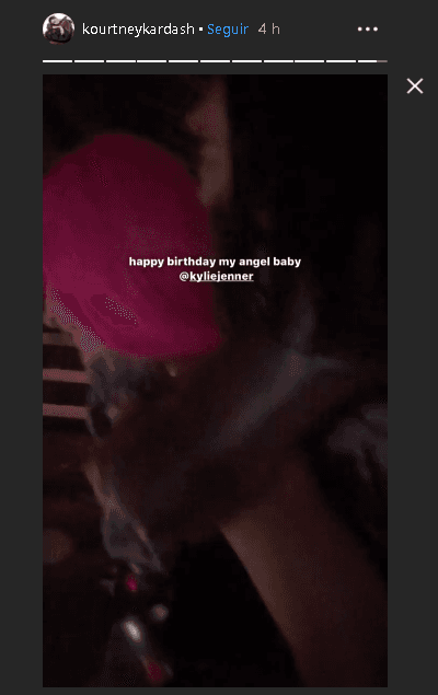 Su hermana mayor, Kourtney Kardashian, también publicó en sus historias de 
<a href="https://www.instagram.com/kourtneykardash/?hl=es-la" target="_blank">Instagram</a> un breve video con el que manda felicitaciones a Kylie.
