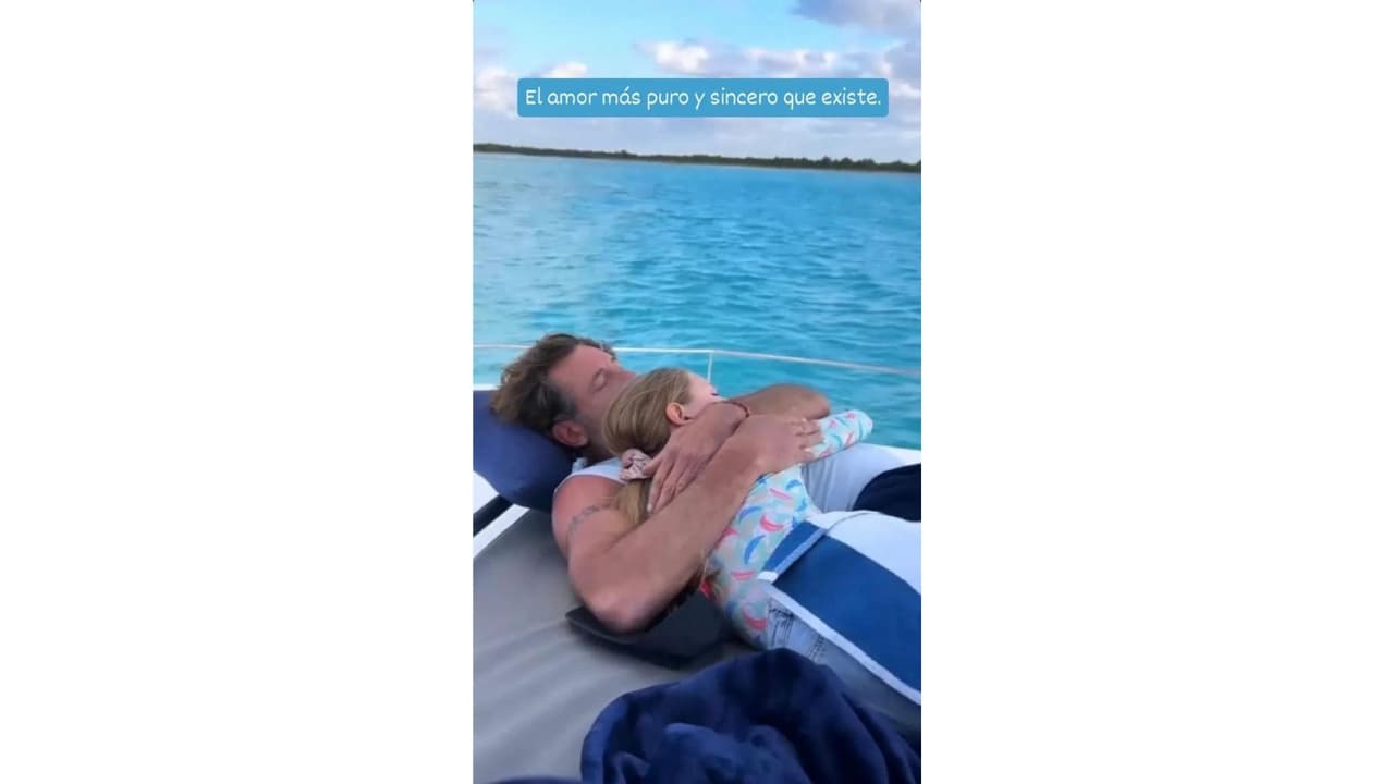 Gabriel Soto disfruta de la compañía de su hija menor.