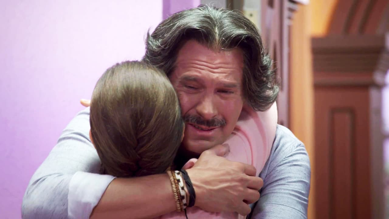 Visiblemente preocupada, Blanca lo cuestionó sobre el motivo de su tristeza, y Pancho López solo encontró consuelo entre sus brazos.