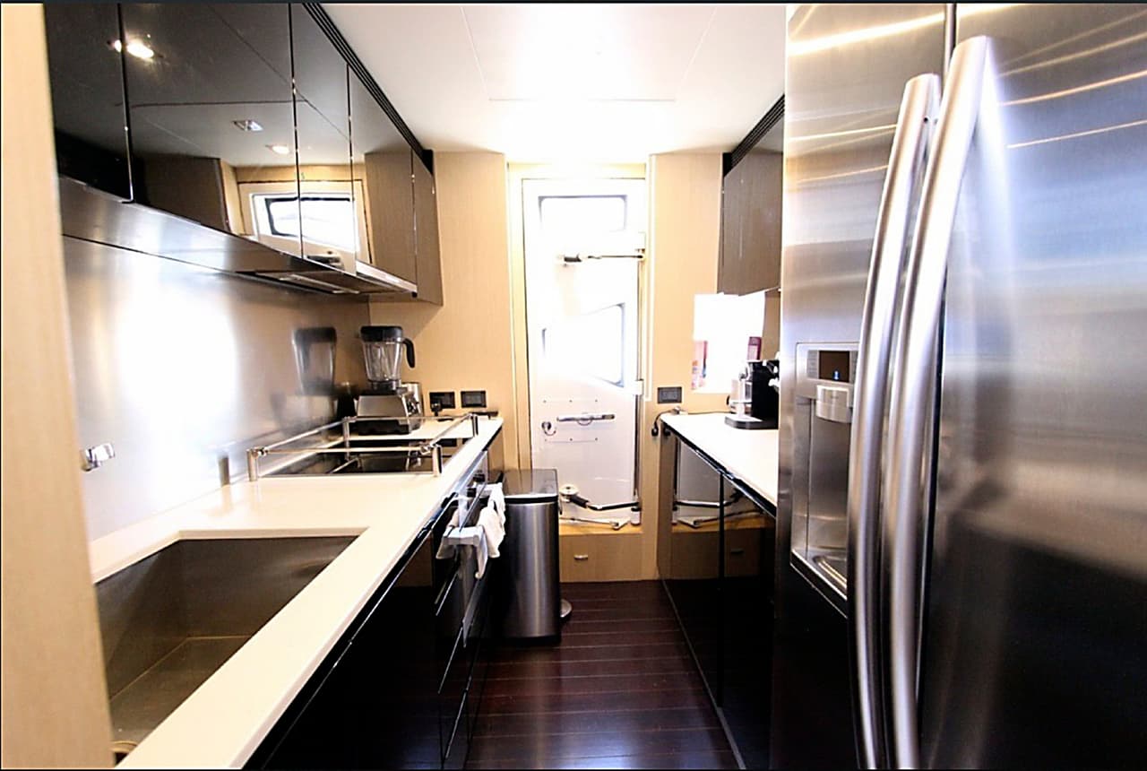 La cocina es otra de las secciones que fue renovada para su comercialización. Esta ahora cuenta con piso de madera oscuro, mesadas de cuarzo blanco, cocina eléctrica y refrigeradora de dos puertas.