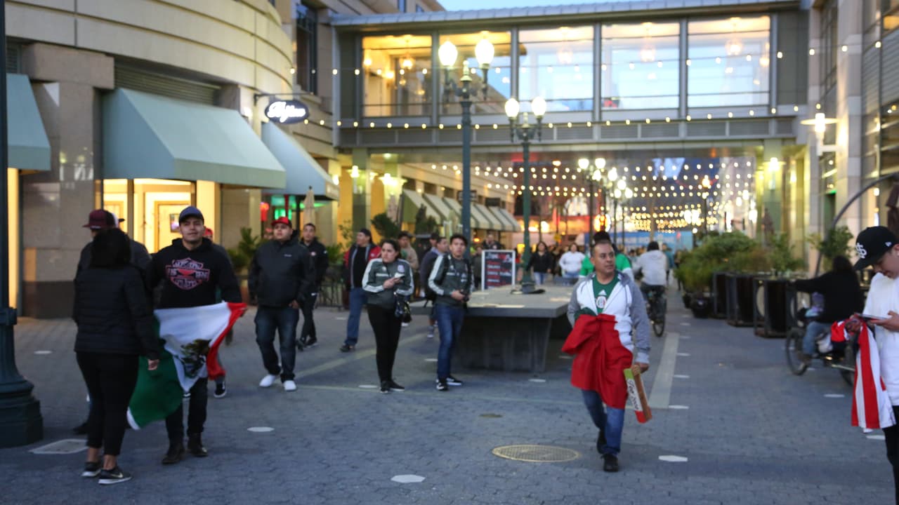 Las luces del centro de San José iluminaron el recorrido de los mexicanos hacia el hotel del combinado nacional.