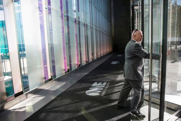 De ahí viene el patriótico sobrenombre de "Freedom Tower" (Torre de la Libertad) con el que es conocido el edificio denominado oficialmente One World Trade Center.