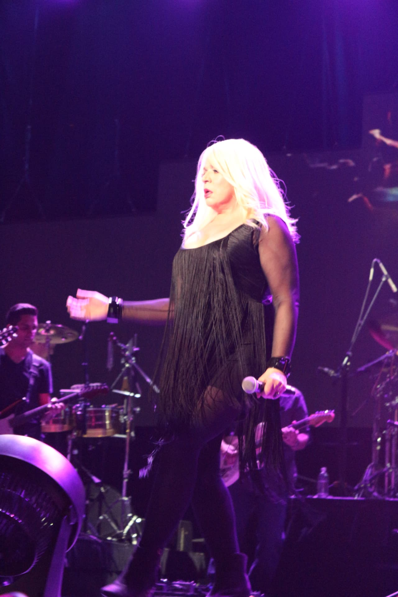 “Gracias a KQ por esta invitación espectacular... de venir a compartir una noche de amorrrrrr en el Choliseo”-Ednita Nazario.