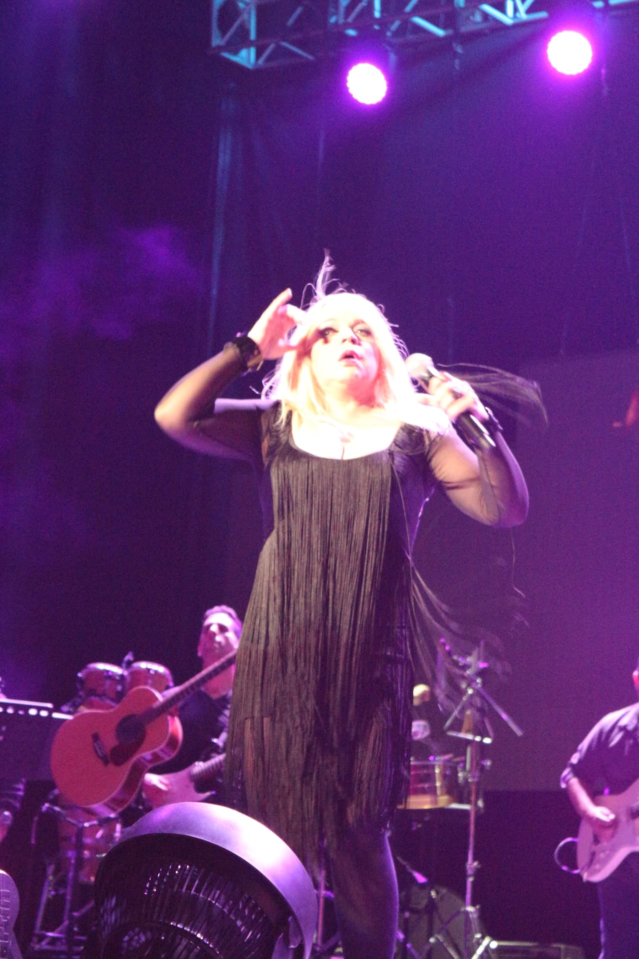 “Gracias a KQ por esta invitación espectacular... de venir a compartir una noche de amorrrrrr en el Choliseo”-Ednita Nazario.