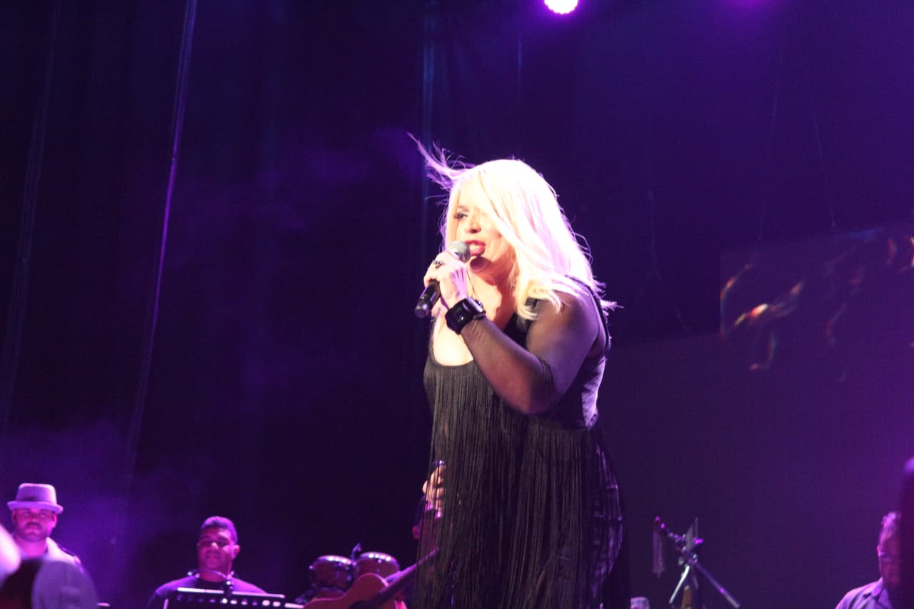 “Gracias a KQ por esta invitación espectacular... de venir a compartir una noche de amorrrrrr en el Choliseo”-Ednita Nazario.