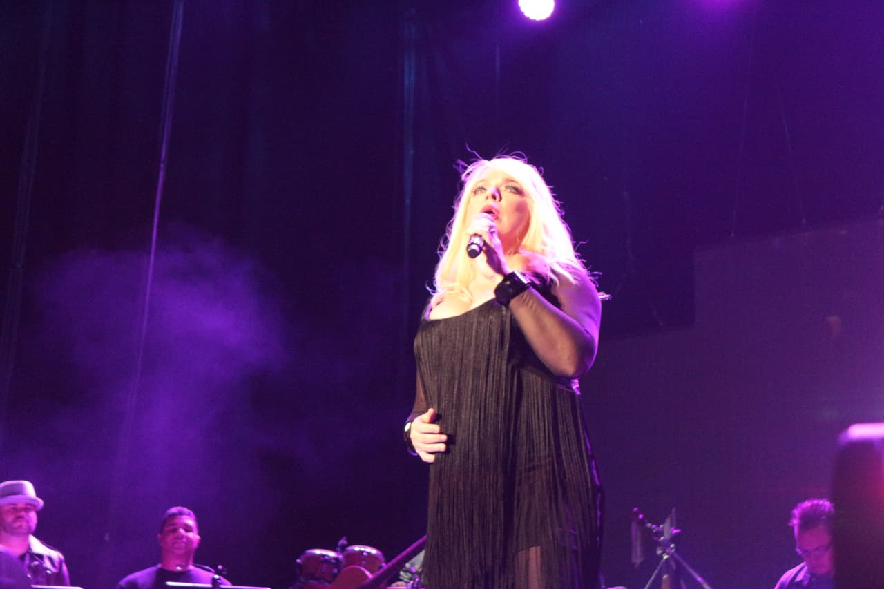 “Gracias a KQ por esta invitación espectacular... de venir a compartir una noche de amorrrrrr en el Choliseo”-Ednita Nazario.