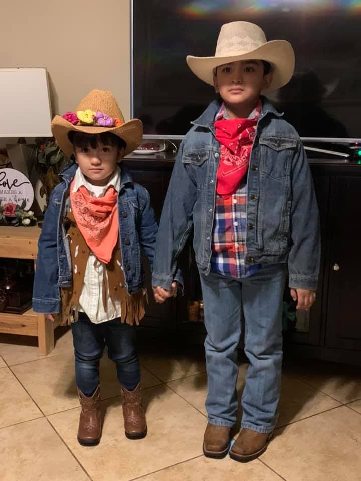 <a href="https://www.facebook.com/mariadelcarmen.munoz.7?comment_id=Y29tbWVudDozNzM5NTkxODM2MDY5MTY1XzM3Mzk3NDM4MjI3MjA2MzM%3D">Maria Del Carmen Munoz:</a> Ellos felices.