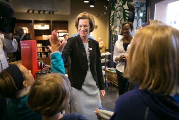 La candidata para obtener un escaño en el senado federal, Michelle Nunn, salió a las calles de Georgia. La demócrata se tomó su tiempo para saludar a las personas que se detenían a saludarla. Nunn recorrió algunas calles, una conocida cafetería e incluso viajó en el servicio de tren Marta.