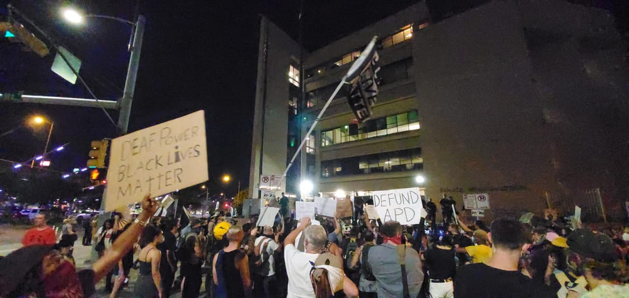 Las manifestaciones surgieron el viernes pasado después de la muerte de George Floyd en Minneapolis mientras estaba bajo custodia policial. Algunas han sido pacíficas y 
<a href="https://www.univision.com/local/austin-kakw/duenos-de-negocios-cierran-de-nuevo-sus-puertas-tras-saqueos-en-medio-de-las-manifestaciones-video">otras se han vuelto violentas, con saqueos y vandalismo.</a>