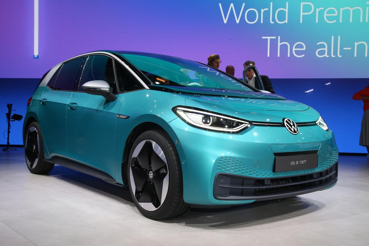 <u><b>Volkswagen ID.3</b></u>
<br>
<br>Otro carro eléctrico en nuestra lista, pero si duda no se trata de cualquier eléctrico. Según Volkswagen, el ID.3 es el “símbolo de una nueva era para la marca”. Este prototipo se caracteriza por contar con una amplia autonomía eléctrica de hasta 260 millas. El fabricante aprovechó la cita para también mostrar su nuevo logotipo, el cuál se destaca por ser más sencillo y limpio, además de que refleja el futuro eléctrico hacia donde se dirige la marca.