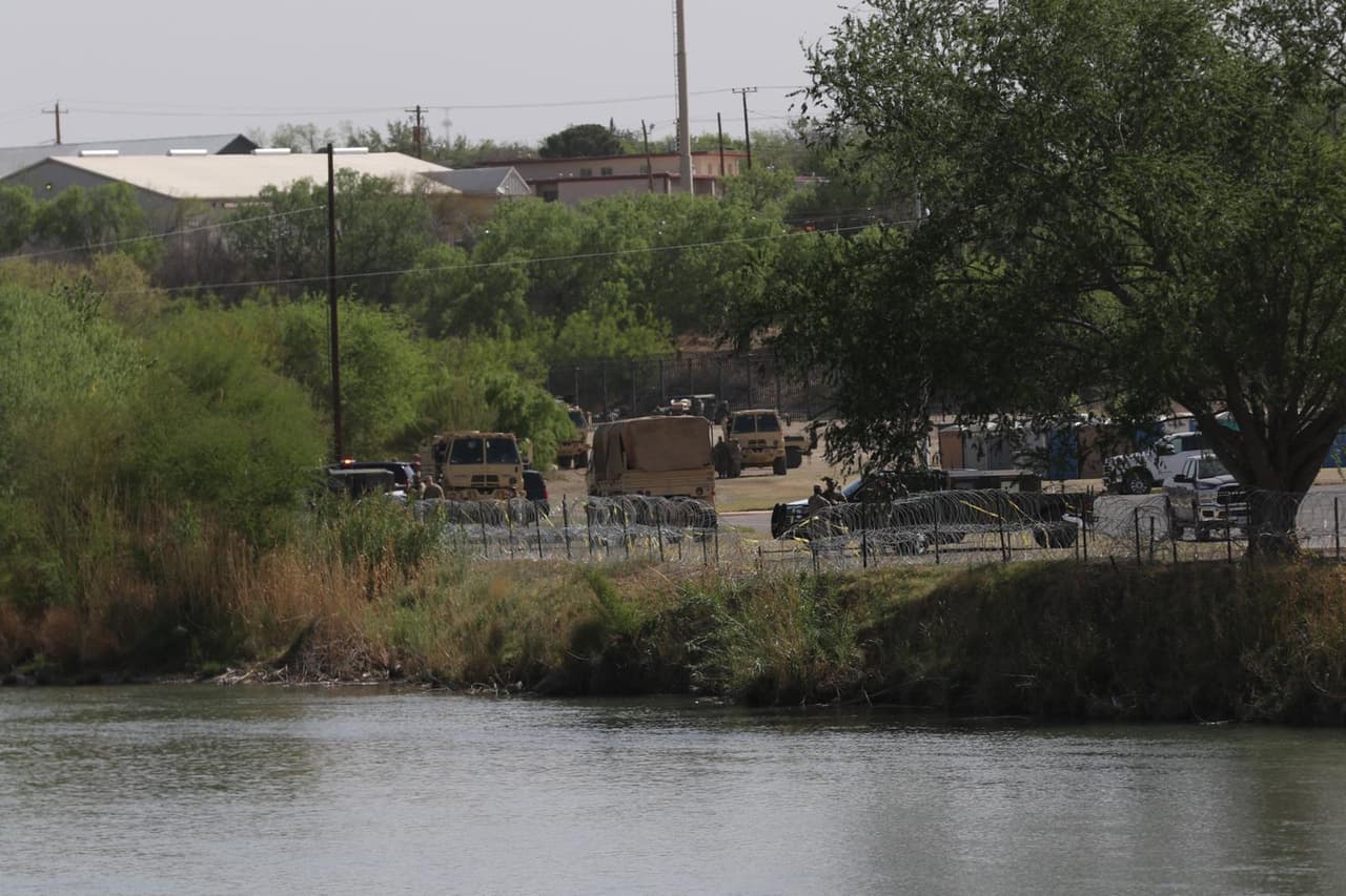 El gobernador de Texas,
<a href="https://www.univision.com/local/san-antonio-kwex/temen-llegada-masiva-de-inmigrantes-con-el-levantamiento-del-titulo-42-video?utm_campaign=Univision%20San%20Antonio&utm_medium=social&utm_source=facebook&fbclid=IwAR3QrimxBJvCSwB0AfbeAgViPMZHXc3K26ckQJINKUMYF8jybhDakHNhZxI" target="_blank">Greg Abbott</a>, dijo que mandaría a inmigrantes que llegaran a la frontera en camiones hasta la capital del país para que el presidente Biden decidiera qué hacer con ellos tras poner fin a las expulsiones por el Título 42.