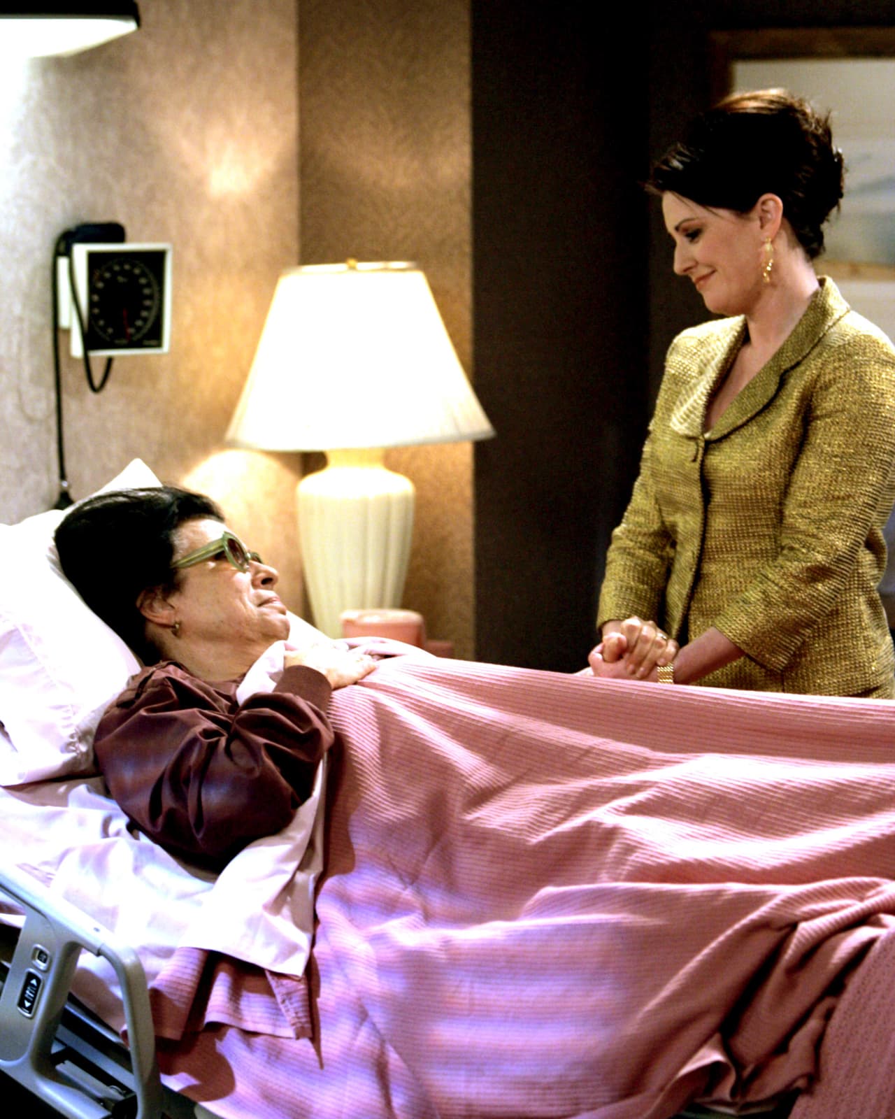 En 'Will & Grace', su personaje, salvadoreña de origen, era la ama de llaves de 'Karen Walker', interpretada por 
<b><a href="https://www.instagram.com/meganomullally/" target="_blank">Megan Mullally</a> (a su lado, de pie).</b>