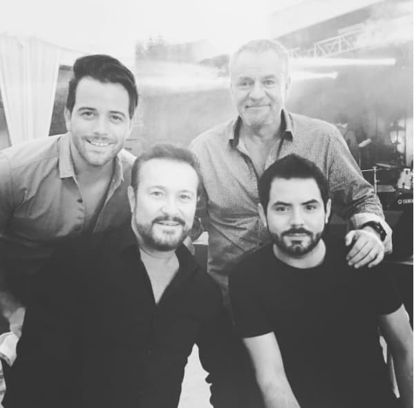 'Los galanes de la fiesta', así tituló José Eduardo esta fotografía donde aparece con Mane de la Parra, el productor José Alberto Castro y Arturo Peniche.