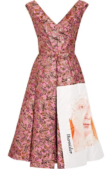 La silueta 
<i>New Look </i>creada por Christian Dior en los años 50 siempre será una aliada de la feminidad. Un vestido de corte a la cintura, de plisado ancho y de un jacquard pesado es el emblema para una gala elegante. Además, le queda a casi cualquier tipo de cuerpo. (Prada) 
<br>