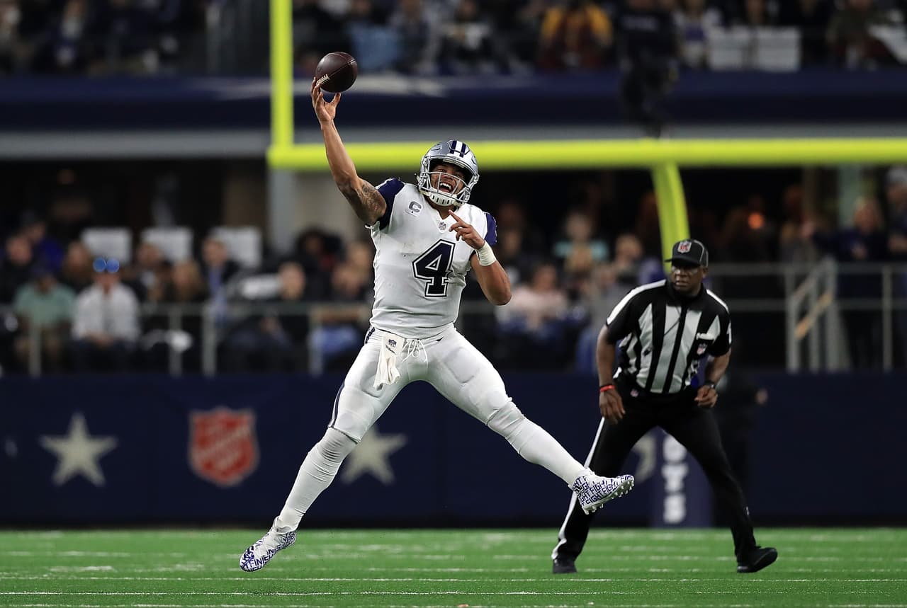 Dak Prescott tuvo un partido discreto en el timón de los Cowboys al concretar 11 de 22 envíos para 102 yardas con 2 pases de anotación y sin pecados.