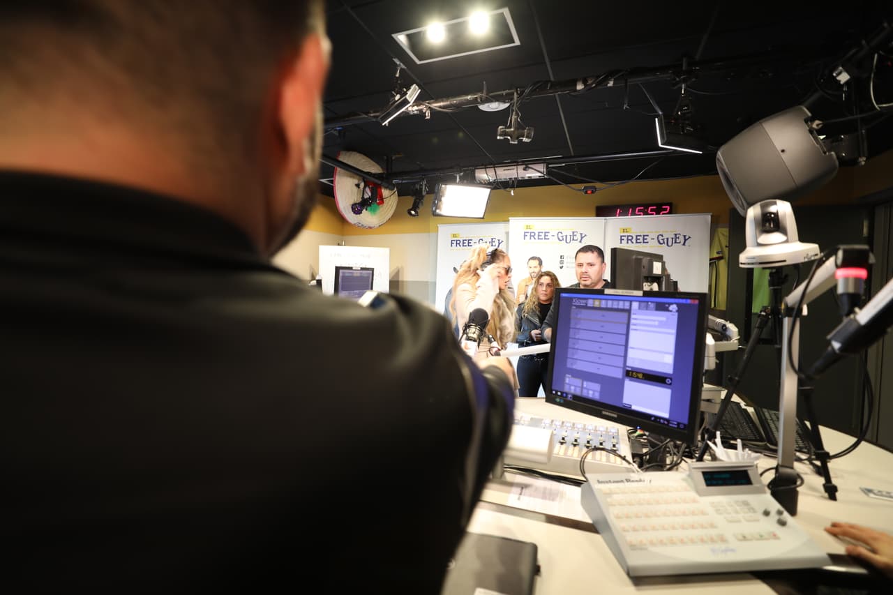 <b>El Free-guey show</b> esperaba con ansias la llegada de
<b>‘La Diva del Bronx</b>’, pero después de tan solo 3 minutos en cabina y sin decir nada por el micrófono, se fue repentinamente.