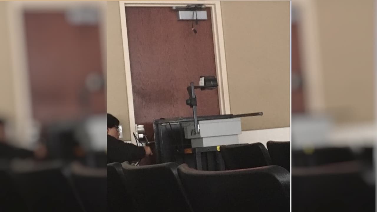 Una mesa y un proyector bloque la puerta de acceso a un aula en UCLA.