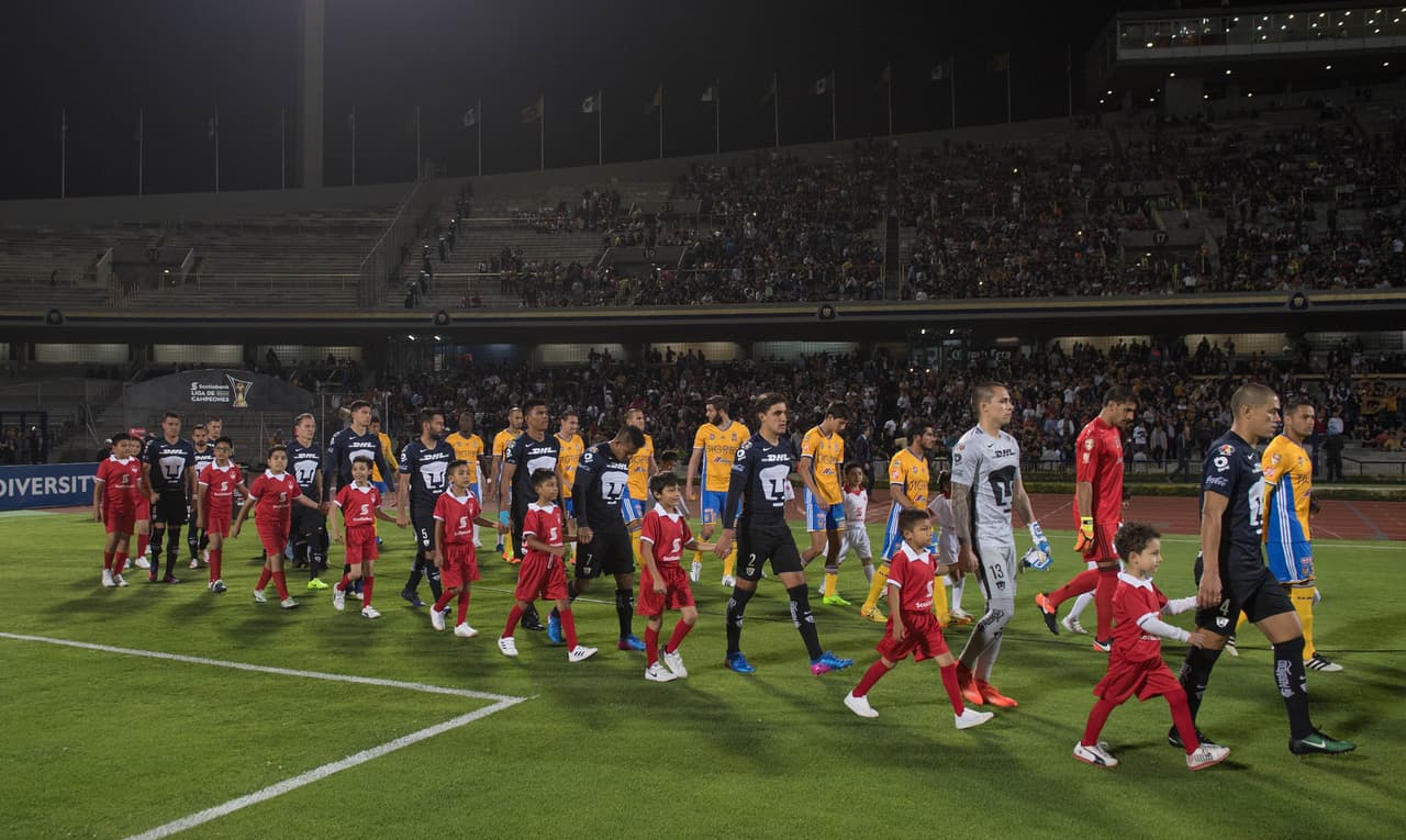 Así salían los equipos al terreno de juego del Estadio Olímpico en busca del tiquete a la siguiente fase de la Liga de Campeones de la Concacaf.