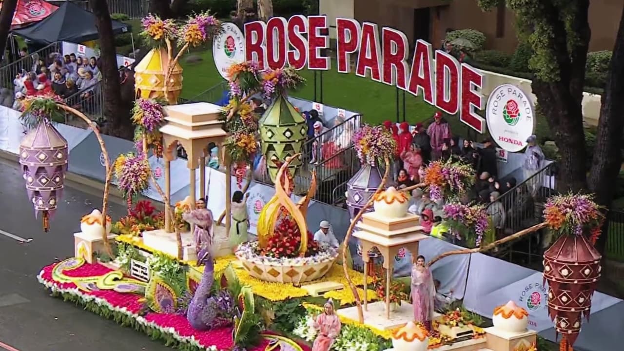 Miles desafían la lluvia en Pasadena para disfrutar del Desfile de las Rosas