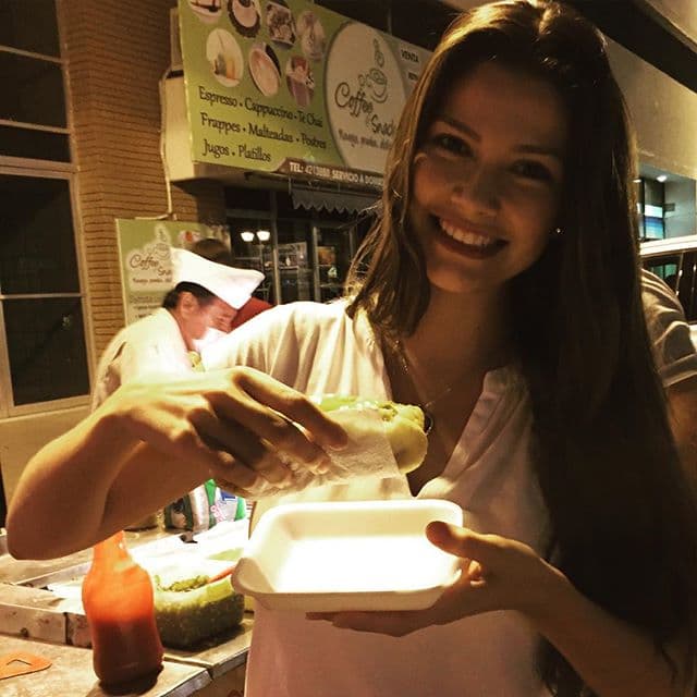 Ana Patricia visitó su país y no podía dejar de comer los tradicionales Hot Dogs. (21 de octubre)