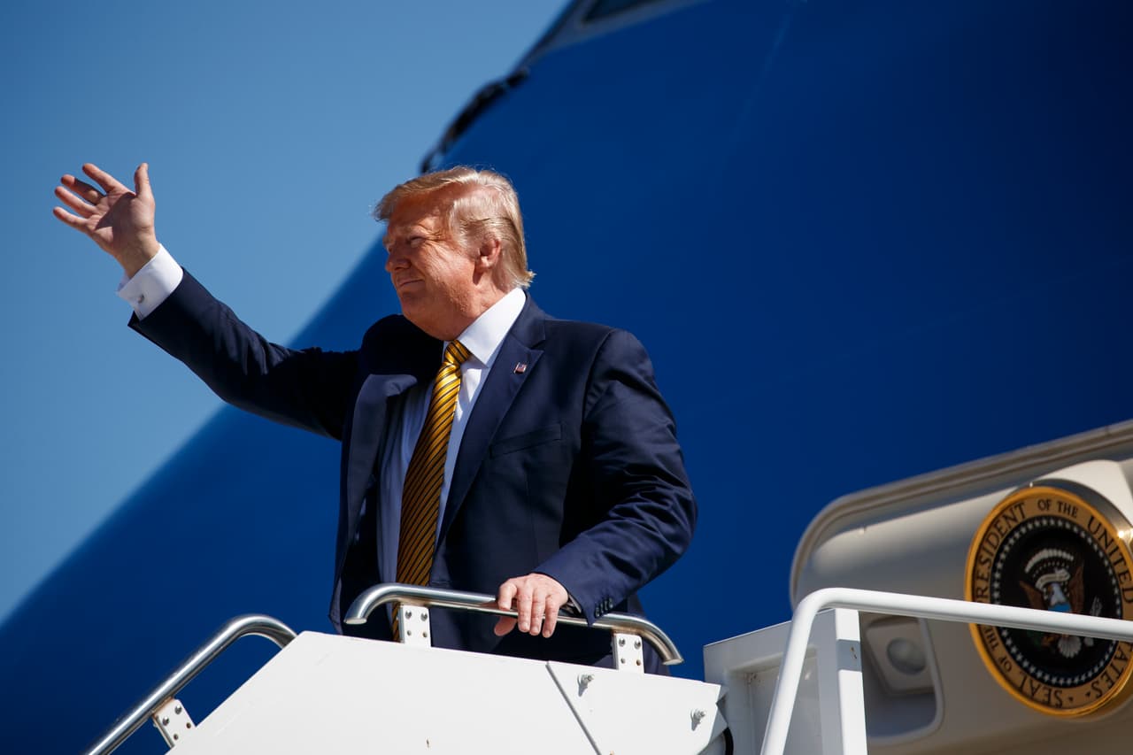 Después de su paso por el Área de la Bahía, Trump viajó a Bervely Hills para otra recaudación de fondos. El miércoles por la mañana viajará a San Diego.
<br>