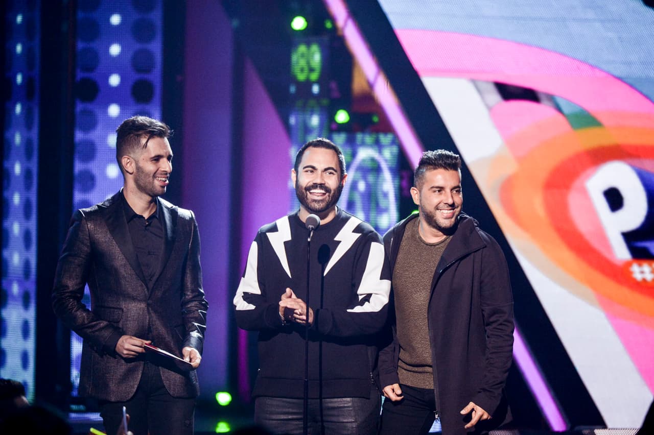 Enrique Santos y Alkilados presentaron a los nominados a #PremiosJuventud en la categoría 'Mi Tuitero Favorito'.