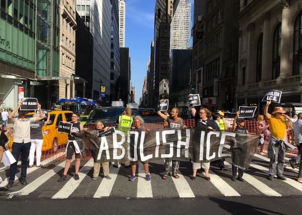 Durante el "Prime Day" activistas exigen a Amazon poner fin a su relación con ICE