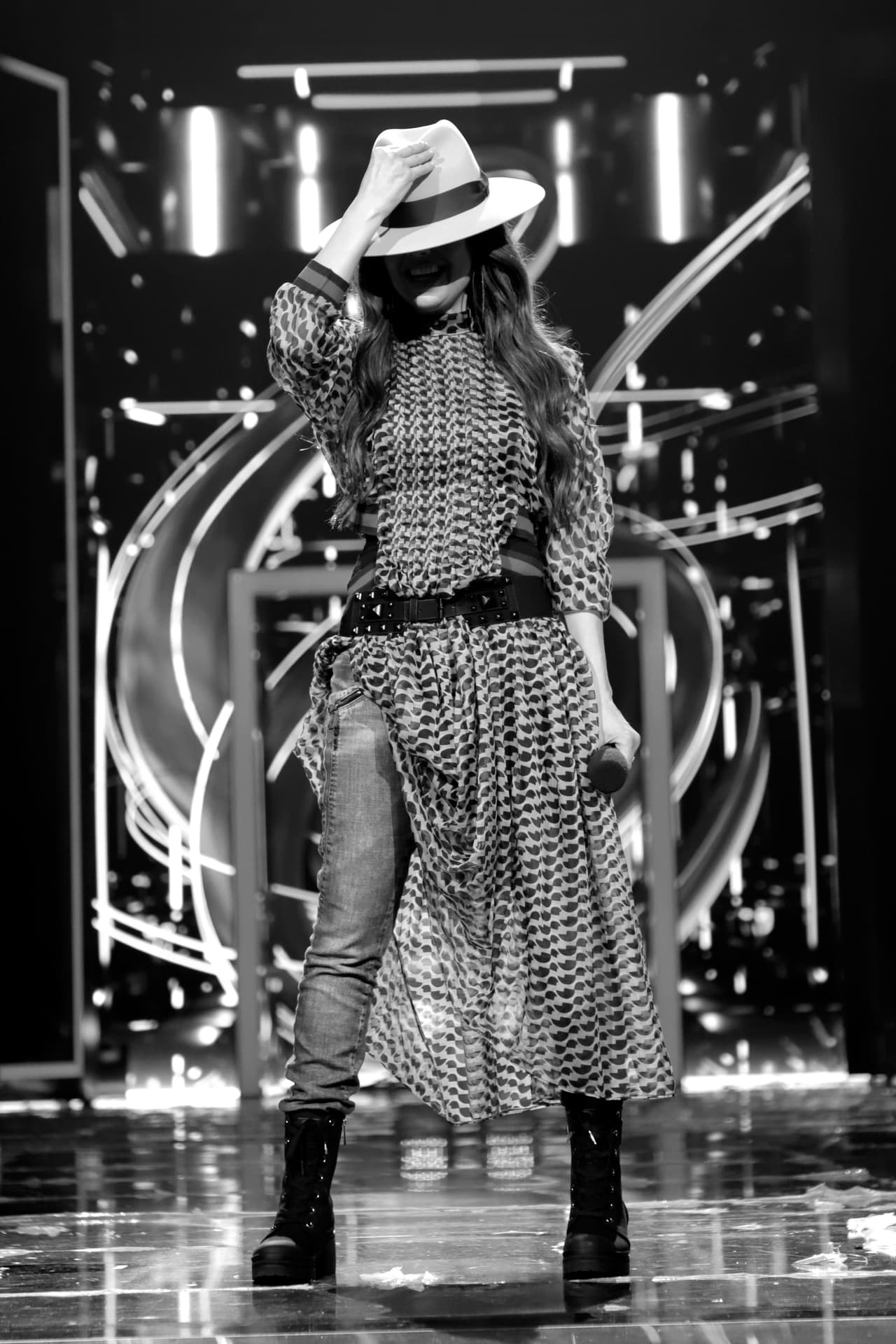 Casual y divertida, así se ha dejado ver la cantante de 'Amor a la Mexicana', con un look muy fresco y hasta con un sombrero.