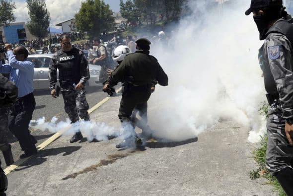 Pese a los momentos de crisis que se vivieron en el país el pasado 30 de septiembre con la sublevación policial donde el propio mandatario salió afectado por los gases y permaneció en el Hospital de la Policía secuestrado por más de 10 horas.