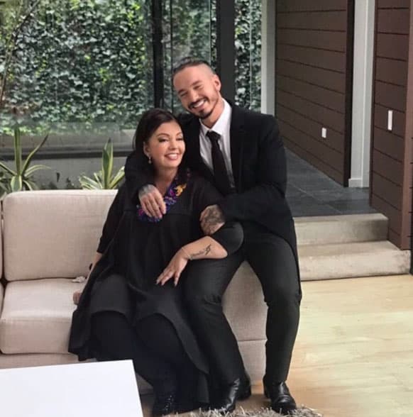 Aquí festejando el Día de la Madre con su progenitora, muy formalitos.