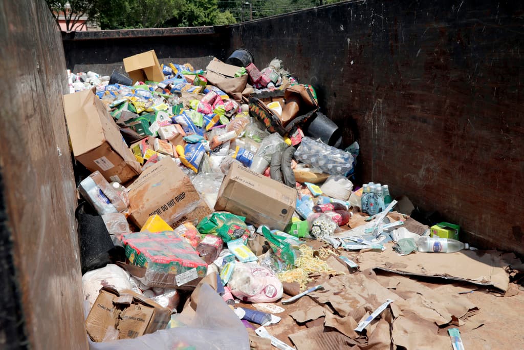 Poco a poco, 
<b><a href="https://www.univision.com/local/north-carolina-wuvc/inundaciones-provocadas-por-chantal-dejan-carros-inservibles-y-danos-en-negocios-en-chapel-hill-video" target="_blank">los contenedores de basura de los comercios en Chapel Hill, se iban llenando de la mercancía dañada</a></b> por las inundaciones que provocó el paso de la tormenta Chantal por la zona.